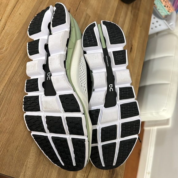 On Cloudboom women’s green white black 7.5 - Picture 2 of 2